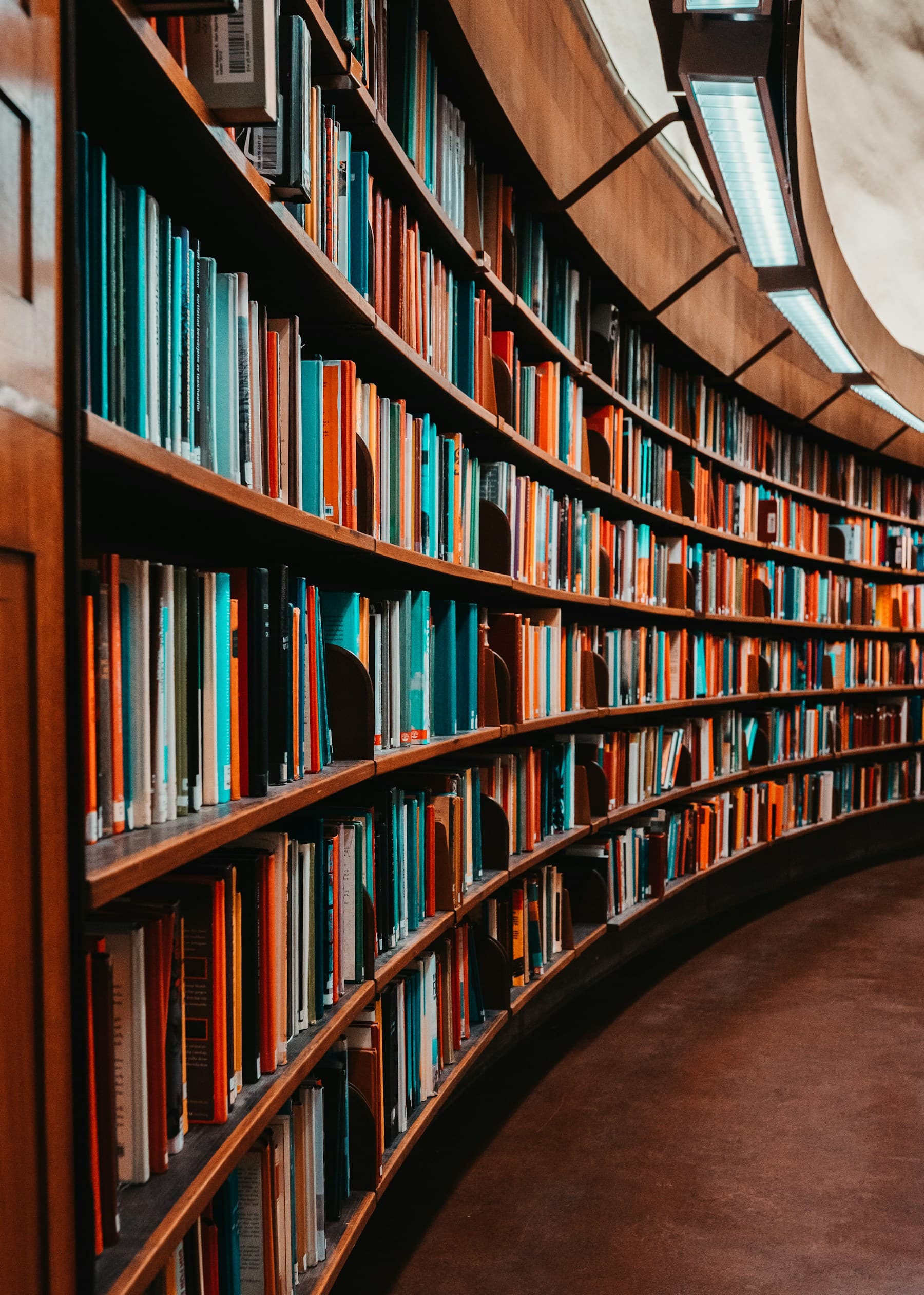 Rak buku melengkung di sebuah perpustakaan